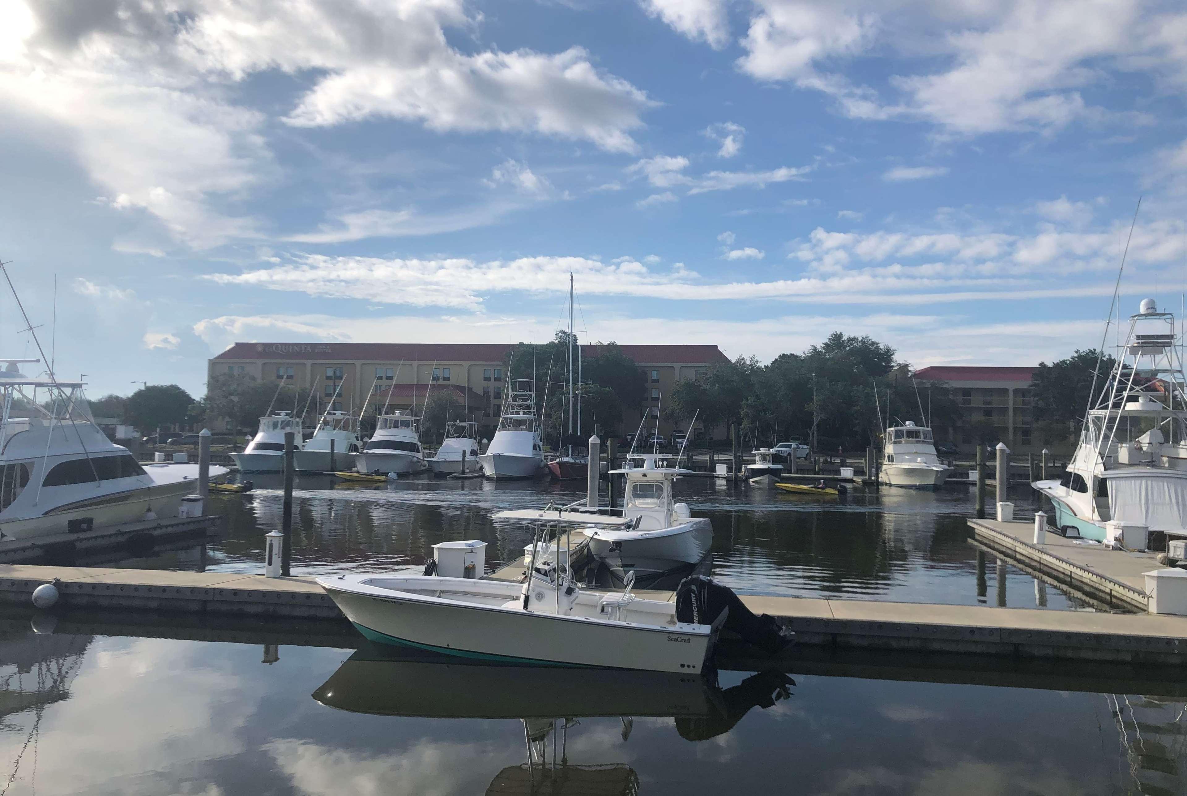 La Quinta By Wyndham Charleston Riverview Hotel Exterior photo