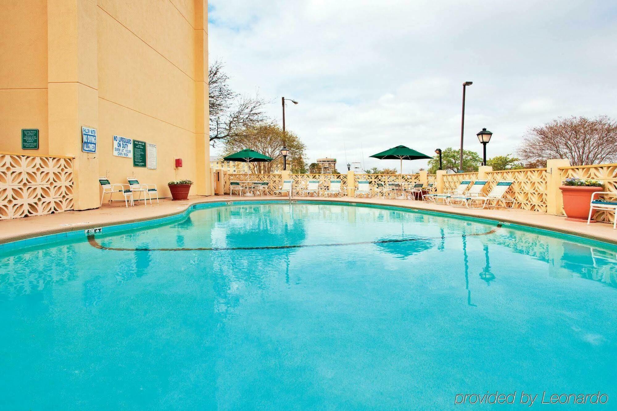 La Quinta By Wyndham Charleston Riverview Hotel Exterior photo